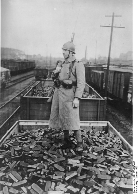 Ein französischer Soldat bewacht einen Güterbahnhof im besetzten Ruhrgebiet (Januar 1923)